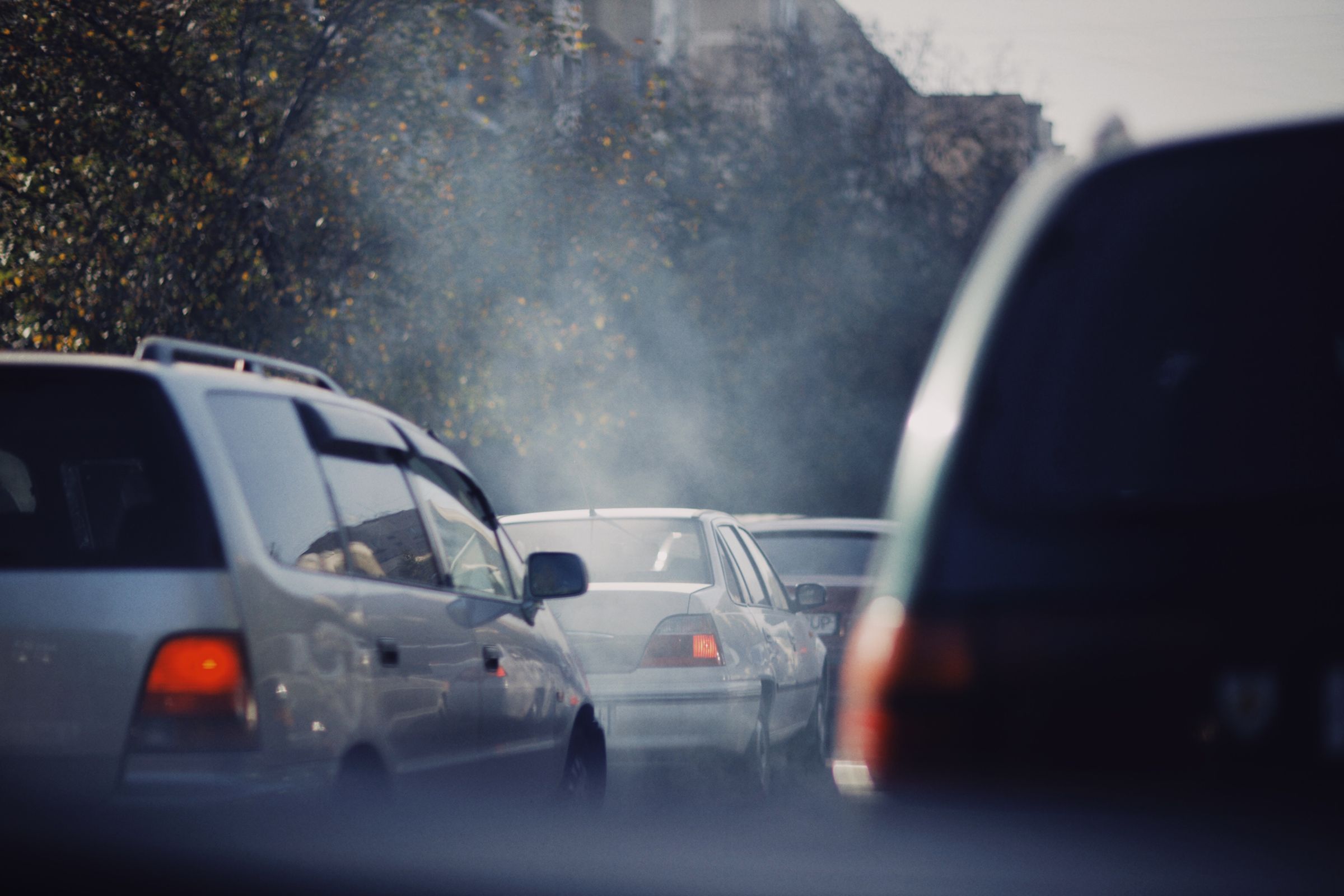 Trafic urban aglomerat cu masini pe un bulevard, tema zonelor cu emisii reduse.